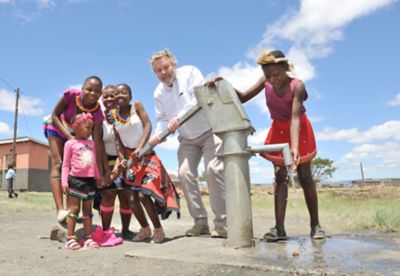 Peter Wallenberg Jr and children by the water well