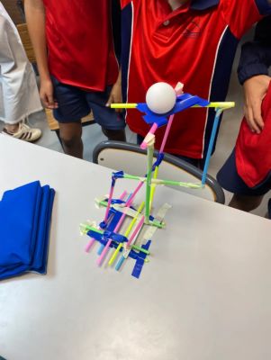 Foto de Elena Tomas, ingeniera química trabajando en una oficina