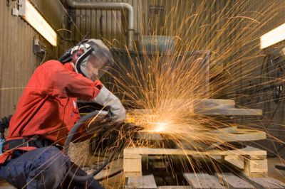 Close up on kneeling operator with turbine grinder GTG40