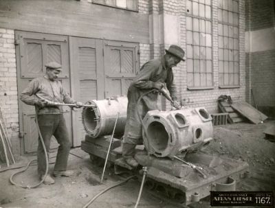 Atlas Copco History - Cleaning of casting by pneumatic chisel, 1920 1929