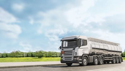 도로 주행 중인 대형 화물 트럭 – 상용차 정밀 체결 기술