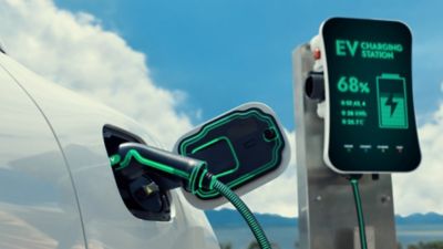 전기차 충전소에서 충전 중인 EV – 지속 가능한 모빌리티 전환