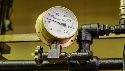 Shows a pressure gauge to determine air pressure in air hoses