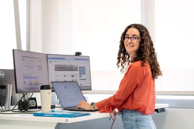 Araceli en primer plano con fondo neutroEmployer branding
