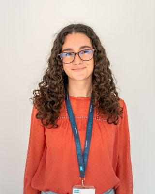 Araceli en primer plano con fondo neutroEmployer branding