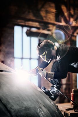 용접 작업 중인 작업자 – 금속 제조 현장의 고온 고압 환경 적용 체결 기술