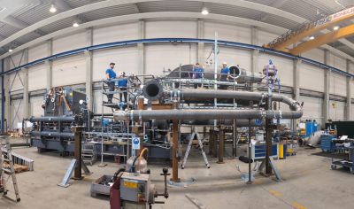AtlasCopcoEnergas – Mitarbeiter bei der Arbeit in der Werkshalle