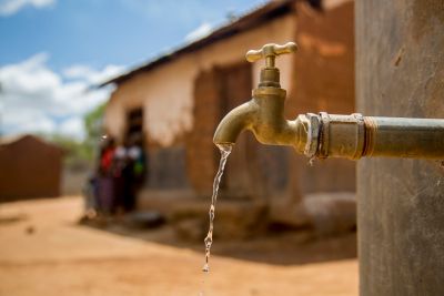 Water for All Italy har samarbetat med AMREF Italy sedan 2007. Under denna resa besöktes fem av de hittills tio genomförda projekten; två skolor, en vattenkiosk, en brunn och en damm. Manuela Stagnati är ambassadör för Water for All Italy och hade med sig Vatten åt Allas globala koordinator Josefine Gustafsson på studieresan.