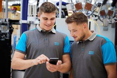 아트라스콥코 기술자가 스마트 디바이스로 산업 솔루션 확인 중