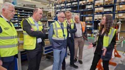 Groep mannen luistert naar vrouw in productie