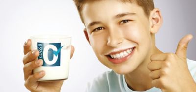 Kampagne Class Zero Junge mit Milchbart