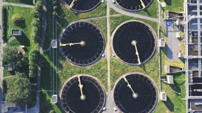 Atlas Copco liefert ölfreie Gebläselösungen für die industrielle und kommunale Abwasserbehandlung, saubere Lufttechnologie mit hoher Energieeffizienz und niedrigen Gesamtbetriebskosten. Unsere zuverlässigen Drehkolben-, Schrauben- und Turbogebläse helfen unseren Kunden, Energiekosten zu senken und die Umweltbelastung zu minimieren.