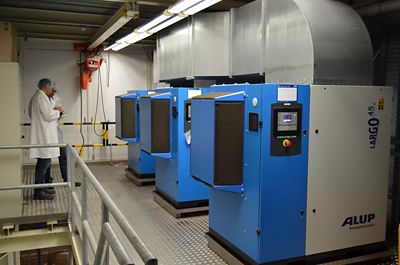 Martin van den Booren en Ron Snoeren bij de drie Alup schroefcompressoren in de nieuwe compressorruimte van Burg. De Largo 45 op de voorgrond is besturingstechnisch gekoppeld aan de achterste machine (Allegro 45) die frequentiegeregeld is en de twee Largo’s op volgorde aanstuurt.