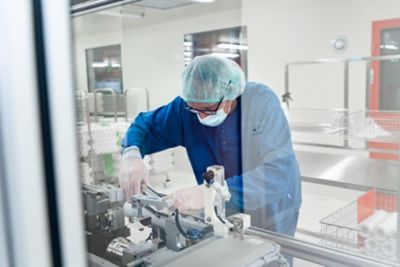 Process filtration expert conducting an end capper installation in a Clean room