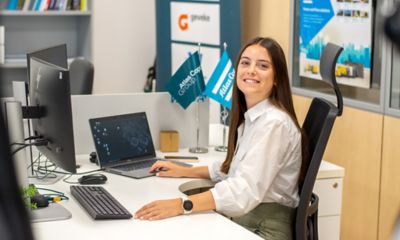 Foto de Elena Tomas, ingeniera química trabajando en una oficina