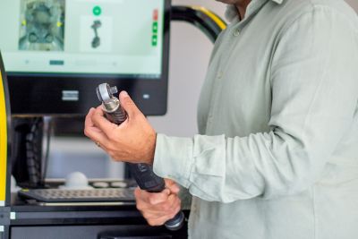 Roberto García en el taller de reparación en el que comenzó a trabajar en prácticas