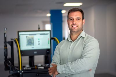 Roberto García posando frente a la estación de control de apriete del Experience Center