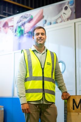 Roberto García en el taller de reparación en el que comenzó a trabajar en prácticas