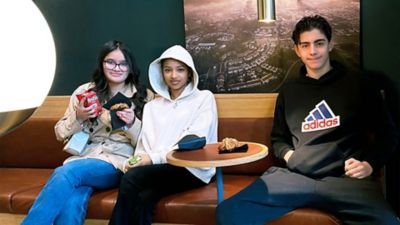 Students eat cooikies