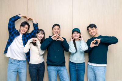 Employee heart gesture - For web.