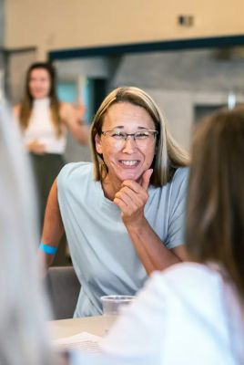 Employees-having-a-casual-chat-portrait