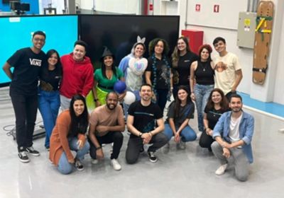 Grupo de voluntários em ação de feira de ciências