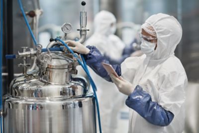 Expert assesing manufacture of chemicals in pharmaceutical facility