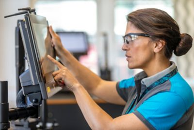 Vacuum Technique production worker