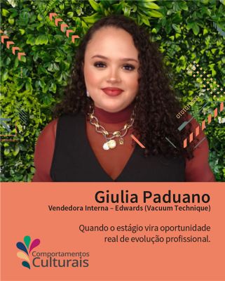 Mulher de cabelo enrolado com colares e blusa preta