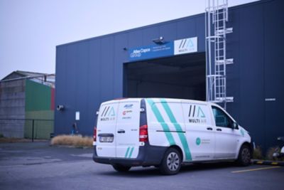 MultiAir van voor gebouw