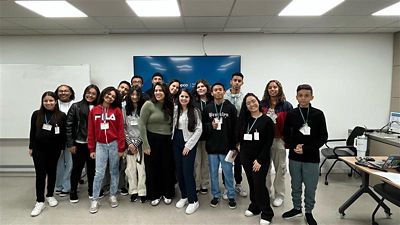 Adolescentes e jovens adultos aprendem sobre autoconhecimento, planejamento de carreira e competências técnicas e comportamentais como preparo para entrar no mercado de trabalho.