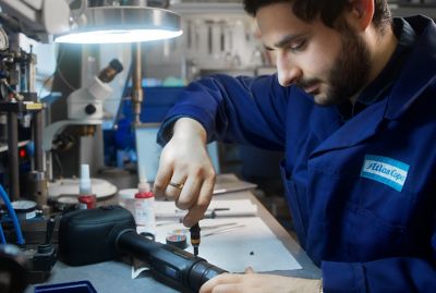 Image of a man working on the IDS motorrange products. Wearing a blue atlas copco coat. Made at MVI Creative studio.