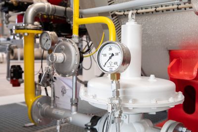 Industriemanometer und Rohrleitungen, die an eine Dampfkesselanlage angeschlossen sind