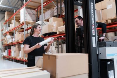 Interaction between employees in the warehouse.