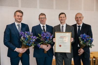 The John Munck award 2022 went to the Scientific Vacuum division and more specifically Oliver Rudge, Nick Hutton, Glen Croft, Gary Lord and Matthew Key. They developed a robust and highly compact gauge, which can reliably measure and control the vacuum level in basically any application, due to its robust filament, compact size, LED light ring indicator and integrated set points. 