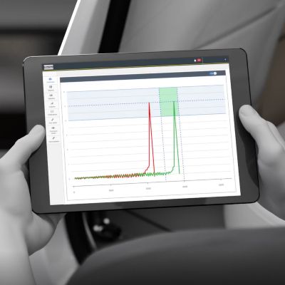Animation showing two hands holding a tablet that shows a graph of a tightening sequence 