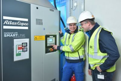 Ilja Koschew am Bedienfeld der Kompressorsteuerung mit David Schumann. (Bild: Atlas Copco) 
