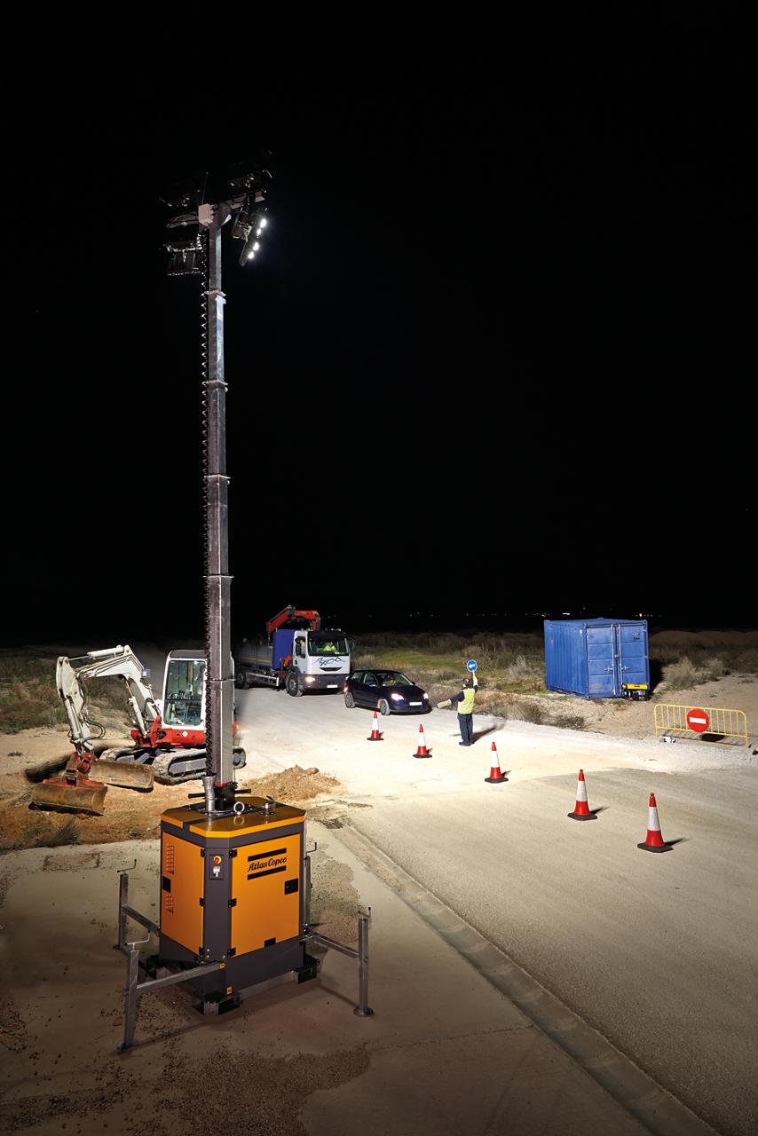 LED HiLight B5+ in a road construction application at night