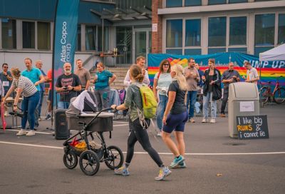 7 Mitarbeitende tragen Atlas Copco Group Shirt und laufen für einen guten Zweck