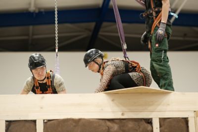 Drei Leybold Mitarbeitende breiten das little Home für Obdachlose