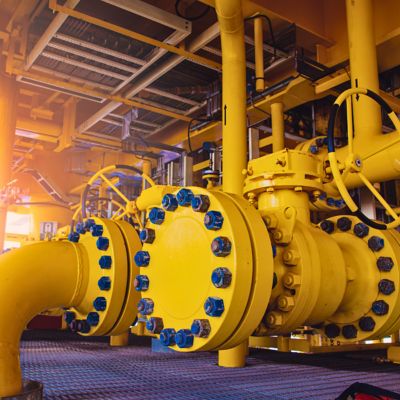 산업용 파이프라인이 구축된 플랜트 설비 내부 – 중공업 체결 장비 적용 사례