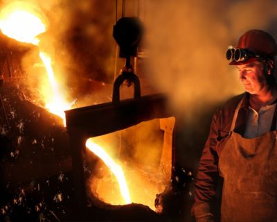 제철소에서 용광로 작업 중인 엔지니어 – 고온 산업 맞춤형 장비 적용