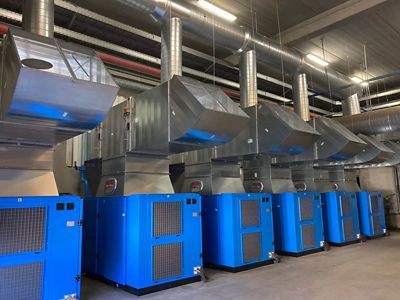 Image d'une installation de plusieurs compresseurs à vis.
