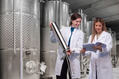 Process filtration experts assessing the housing for beer filtration, horiozntal view