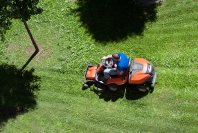 잔디 정원에서 작업 중인 제로턴 모어 – 레저 장비용 소형 체결 장비 활용