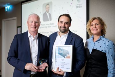 Pablo Jaime en su día de graduación con los representantes del área de negocio, Andrew Walker y Marina Zinchenko.