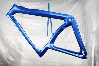 Vernicare telaio bici a casa con pistola vernice. Set di verniciature con telaio blu.