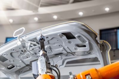Cosmetic sealing jet stream application at trunk lid 