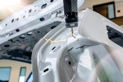 Cosmetic sealing jet stream application at car body