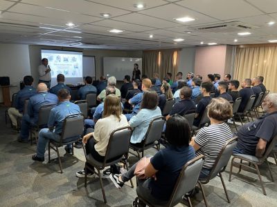 Várias pessoas assistindo a uma apresentação